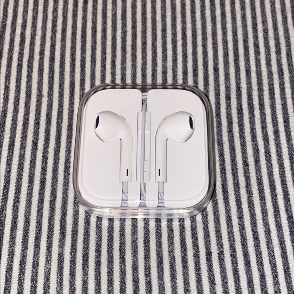 NEW Apple EarPods w/ 3.5 mm Headphone Plug